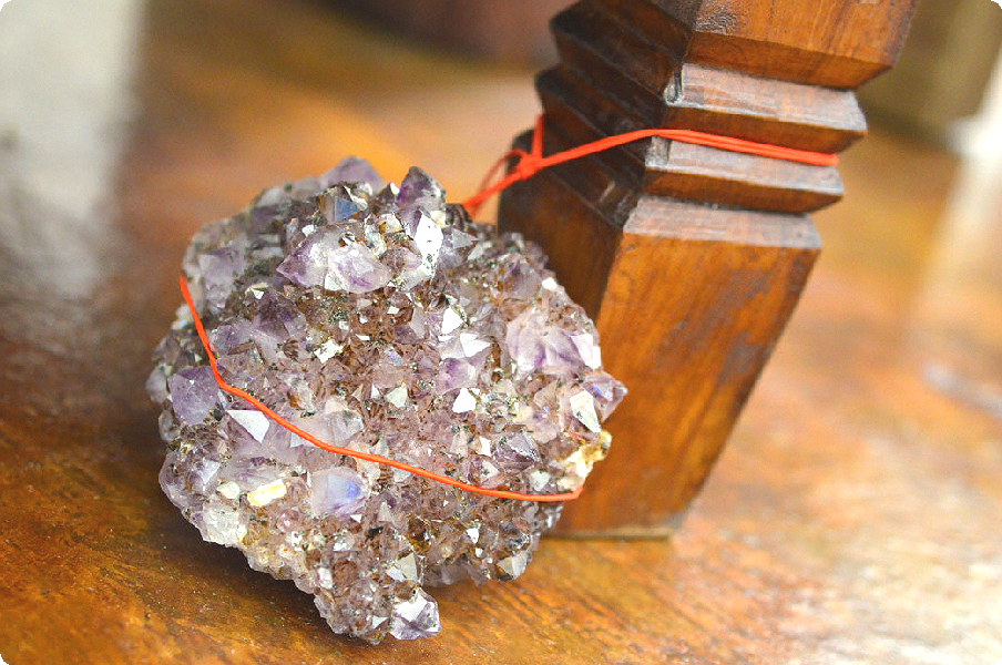 Feng Shui de la chambre à coucher pour des relations durables avec une pierre d'améthyste