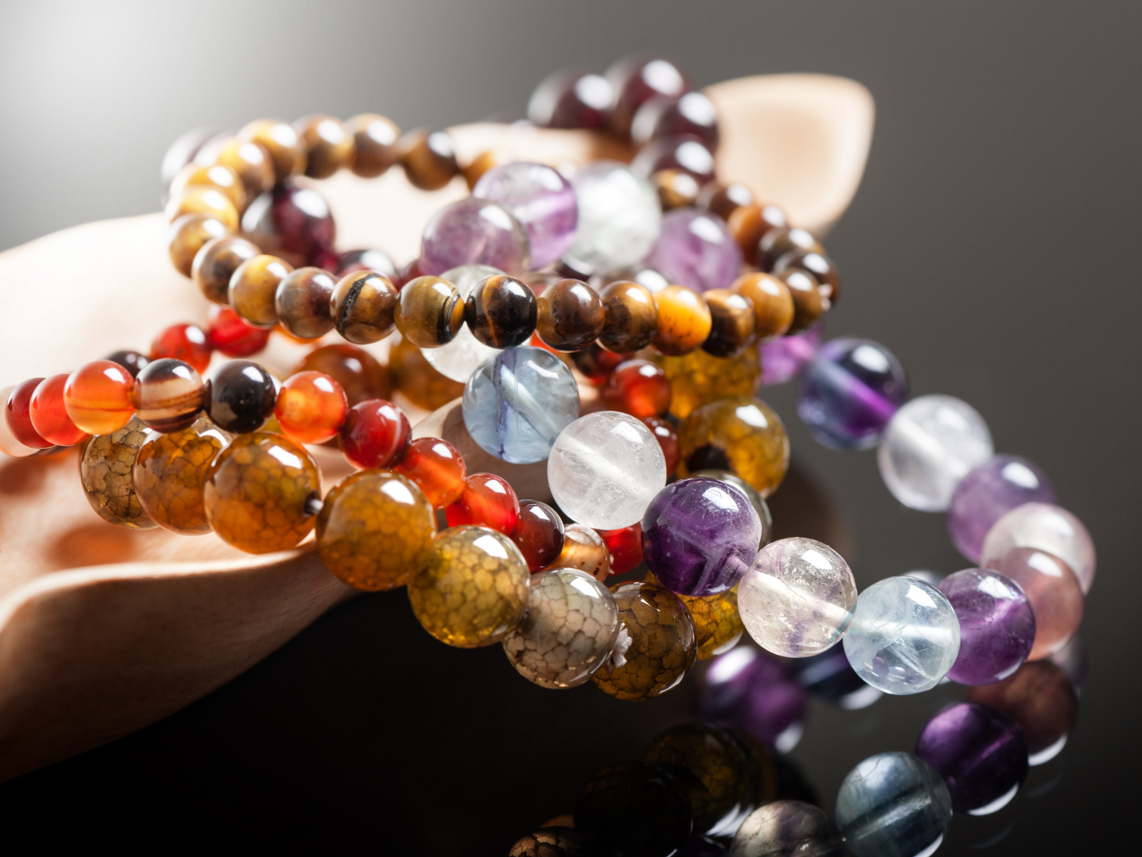 Chargement des bracelets de pierres